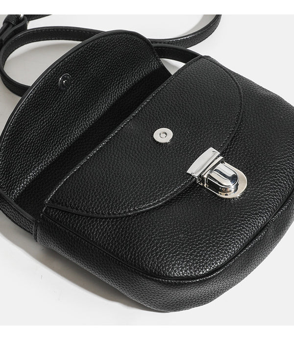 Mini-Crossbody-Satteltasche mit genarbter Oberfläche, silberfarbenem Drehverschluss an der Klappe und verstellbarem Schulterriemen, Detailansicht 10