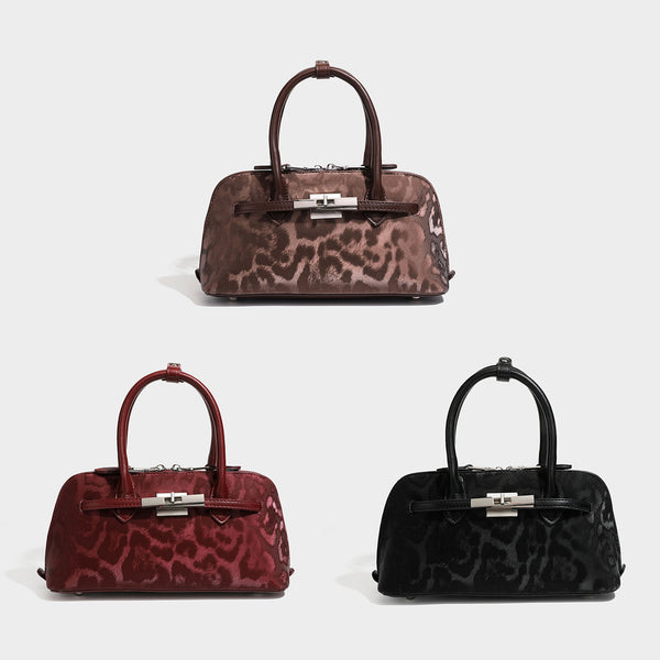 Strukturierte Henkeltasche mit Ton-in-Ton-Leopardenmuster, glatten Besätzen in Lederoptik, gerollten Tragegriffen, vorderem Drehverschluss und