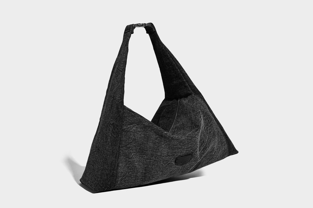 Übergroße, lässig weich fallende Hobo-Schultertasche in Denim-Optik mit breitem verstellbarem Riemen und Reißverschluss oben, Detailansicht 21