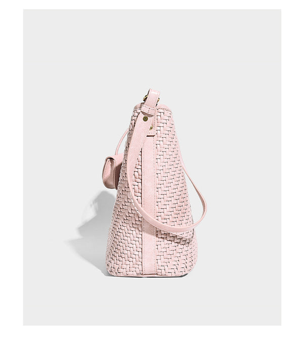 Lässig fallende, gewebte Hobo-Schultertasche in Beutelform in Pink mit abnehmbarem Mini-Etui und goldfarbenen Beschlägen, Detailansicht 17