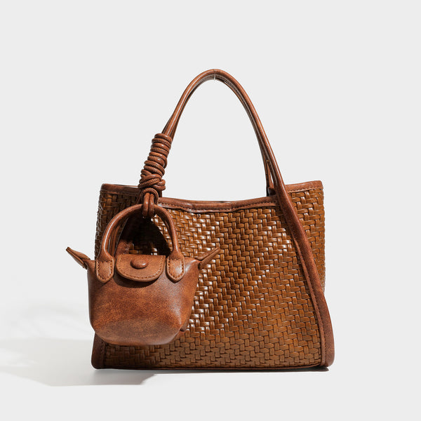 Strukturierte Tote Bag mit Webstruktur in Braun, glatten Besätzen in Lederoptik, geknoteten Tragegriffen und befestigtem Mini-Beutel mit Kordelzug