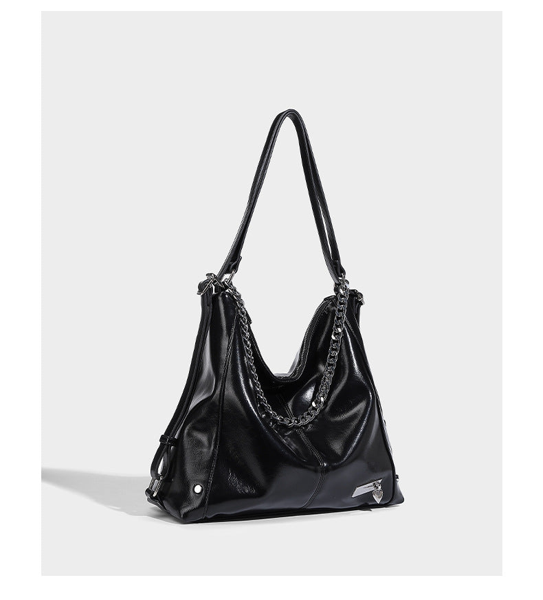 Glänzende schwarze Hobo-Shopper-Tasche mit Kettendetail in Silberoptik, Reißverschluss oben und langen Schulterriemen, Detailansicht 10