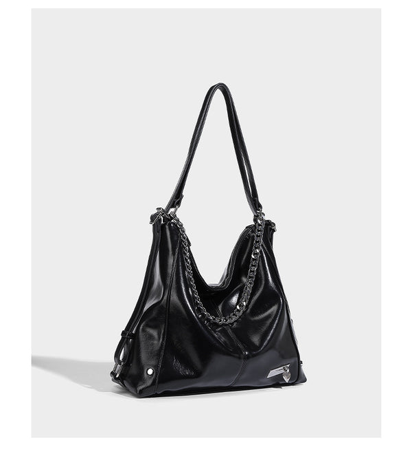 Glänzende schwarze Hobo-Shopper-Tasche mit Kettendetail in Silberoptik, Reißverschluss oben und langen Schulterriemen, Detailansicht 10