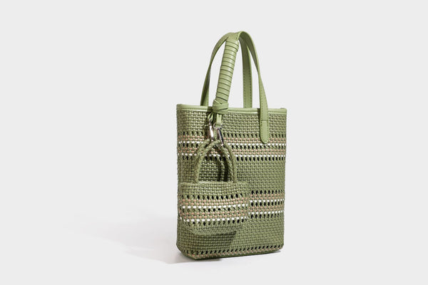 Kleine, formstabile Korb-Shopper-Tasche aus geflochtenem Material mit umwickelten Griffen in Lederoptik und silberfarbenen Verschlussbeschlägen, Detailansicht 34