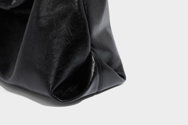 Weich fallende Hobo-Schultertasche mit glänzender Crinkle-Oberfläche, Reißverschluss oben und verstellbarem Riemen, Detailansicht 22