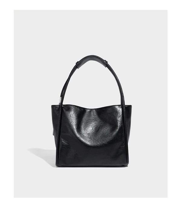 Glänzende Tote-Bag in schwarzer Lederoptik mit zwei runden Tragegriffen und silberfarbenen Beschlägen, Detailansicht 11