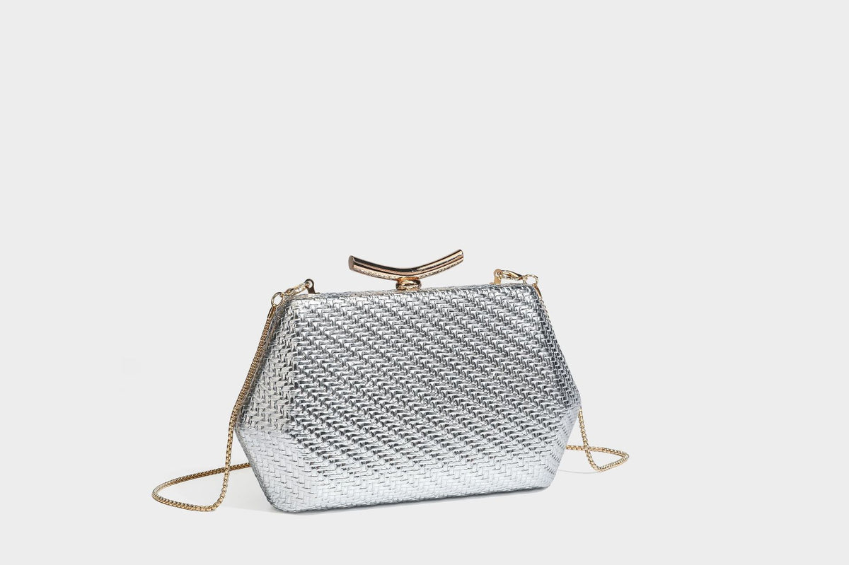 Kleine, strukturierte Clutch aus metallischem Flechtmaterial mit goldfarbenem Bügelverschluss und abnehmbarem Kettenriemen, Detailansicht 29