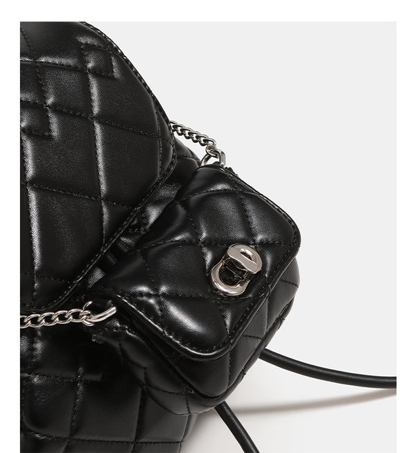 Kleine Rucksacktasche in gesteppter Kunstleder-Optik mit Rautensteppung, silberfarbenem Kettenakzent, Vordertasche mit Drehverschluss und