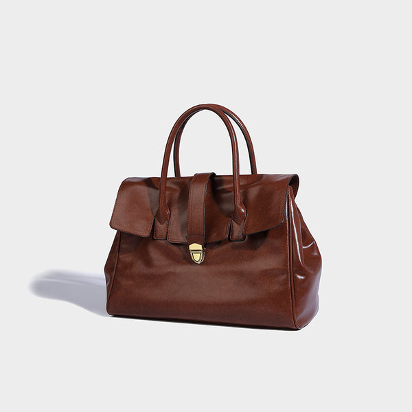 Strukturierte Henkeltasche im Shopper-Stil aus glänzender Lederoptik mit Überschlag, Mittelriemen, goldfarbenem Drehverschluss und zwei Henkeln