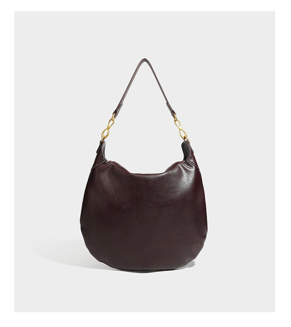 Locker fallende Hobo-Schultertasche in Halbmondform in Dunkelbraun mit goldfarbenem Ring und Kettenglied-Details sowie Reißverschluss oben, Detailansicht