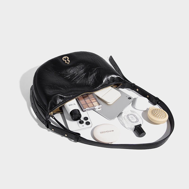 Glänzende, gekreppte halbmondförmige Schultertasche mit goldfarbenem Emblem-Beschlag und verstellbarem Riemen, Detailansicht 4
