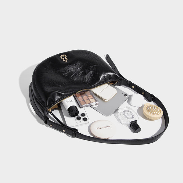 Glänzende, gekreppte halbmondförmige Schultertasche mit goldfarbenem Emblem-Beschlag und verstellbarem Riemen, Detailansicht 4