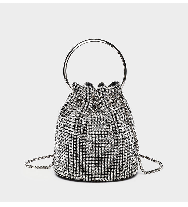 Kleine Beuteltasche mit Kristall-Strasssteinen, silberfarbenem Ringgriff und Ketten-Schulterriemen, Tunnelzugverschluss, Detailansicht 7
