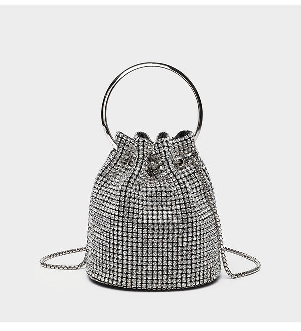 Kleine Beuteltasche mit Kristall-Strasssteinen, silberfarbenem Ringgriff und Ketten-Schulterriemen, Tunnelzugverschluss, Detailansicht 7
