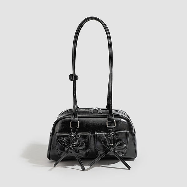 Kompakte Schultertasche aus glänzender Lederoptik mit vorderen Taschen und Schleifen-Kordelzug, Reißverschluss oben, zwei Tragegriffen und, Vorderansicht