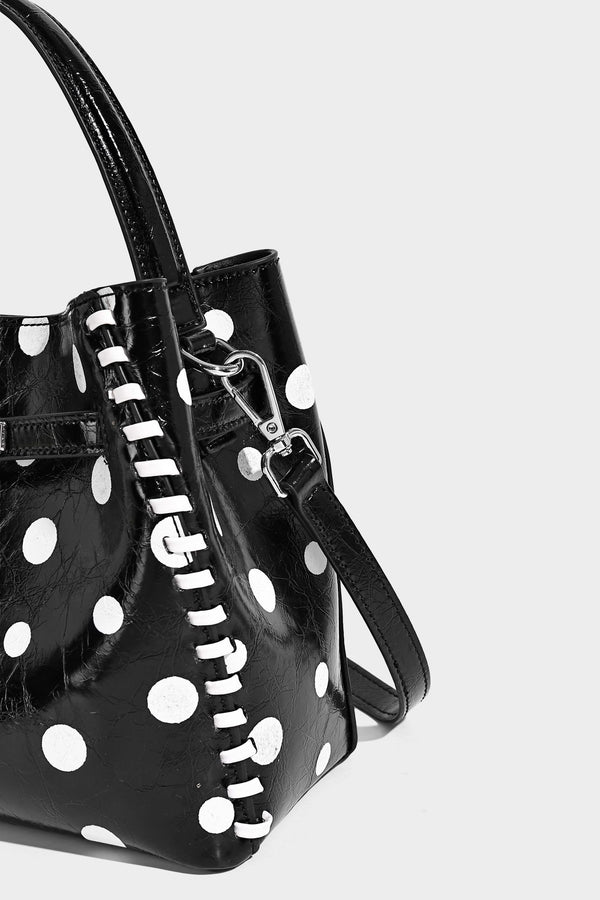 Glänzende, geknautschte Beuteltasche mit Polka-Dots, silberfarbenen Schnallenbeschlägen, kontrastierendem seitlichem Schnürbesatz, Tragegriff und abnehmbarem