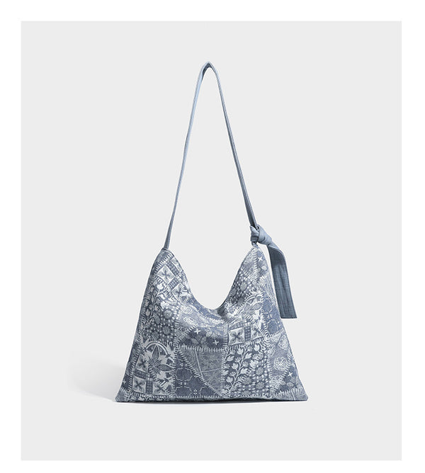 Weich fallende Hobo-Schultertasche aus Canvas mit botanischem Print, langem geknotetem Riemen und Reißverschluss oben, Detailansicht 14