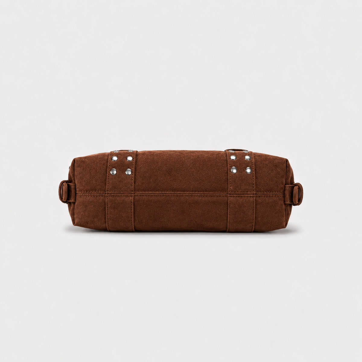 Weiche, matte Schultertasche in Zylinderform mit Velourslederoptik, silberfarbenem Nietenbesatz, Ring-Schnallenbeschlägen und zwei gerollten Tragegriffen, Detailansicht