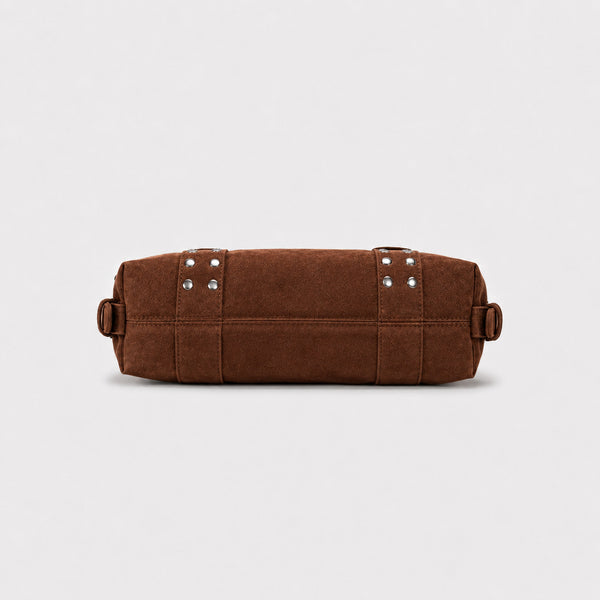 Weiche, matte Schultertasche in Zylinderform mit Velourslederoptik, silberfarbenem Nietenbesatz, Ring-Schnallenbeschlägen und zwei gerollten Tragegriffen, Detailansicht
