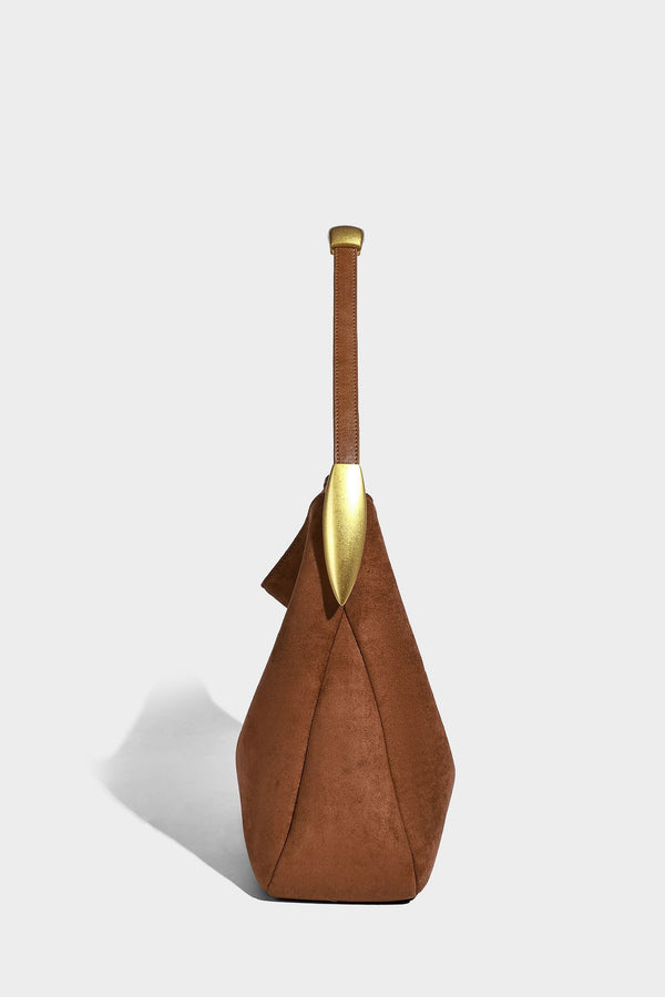 Beige-braune Hobo-Schultertasche mit lässiger Silhouette, matter Veloursleder-Optik, goldfarbenen halbmondförmigen Beschlägen und schmalem Schulterriemen, Detailaufnahme