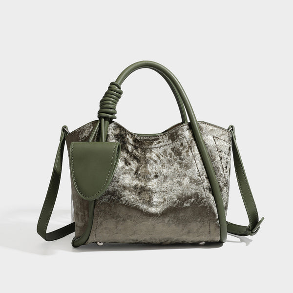 Kleine strukturierte Henkeltasche in Braun mit Samtoptik, geknoteten Henkeln, aufgesetzter Frontklappentasche und abnehmbarem, Detail