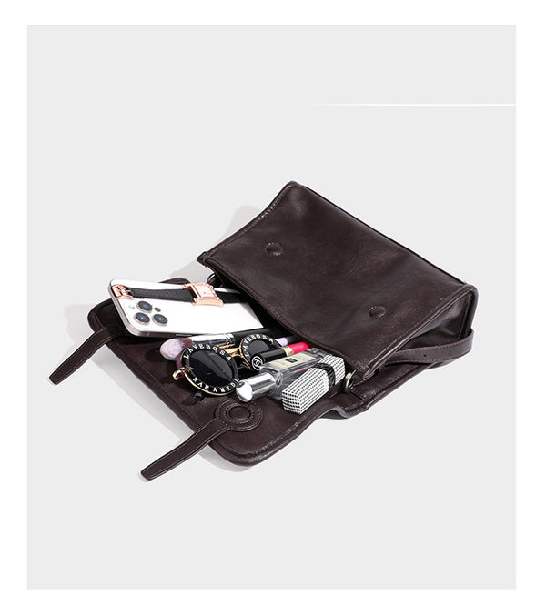 Strukturierte Satchel-Tasche mit Überschlag aus dunkelbrauner, glänzender Lederoptik, kurzem Tragegriff und langem, verstellbarem Schulterriemen