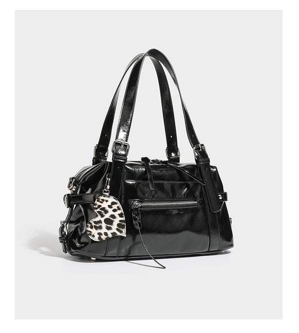 Strukturierte Schultertasche aus glänzendem Lederimitat mit abgerundetem Korpus, silberfarbenen Metalldetails, Reißverschlussfach vorne und Leopardenmuster