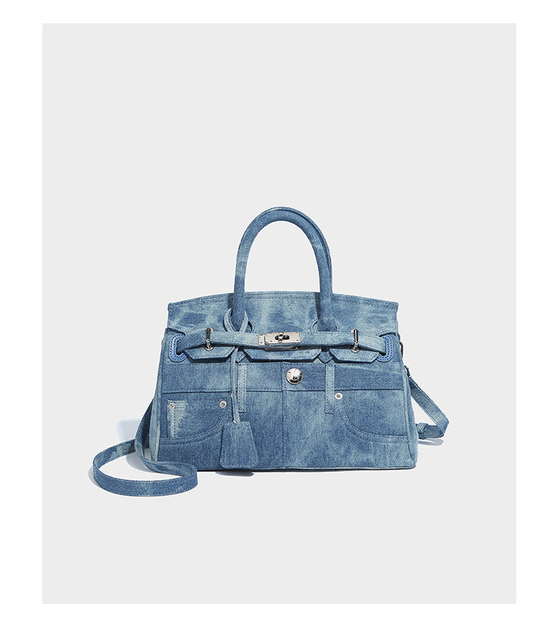 Strukturierte Patchwork-Henkeltasche aus gewaschenem Denim mit gerollten Tragegriffen, Überschlag mit Drehverschluss, aufgesetzten Fronttaschen und, Detail