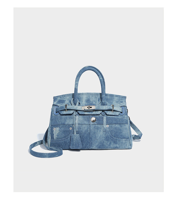 Strukturierte Patchwork-Henkeltasche aus gewaschenem Denim mit gerollten Tragegriffen, Überschlag mit Drehverschluss, aufgesetzten Fronttaschen und, Detail