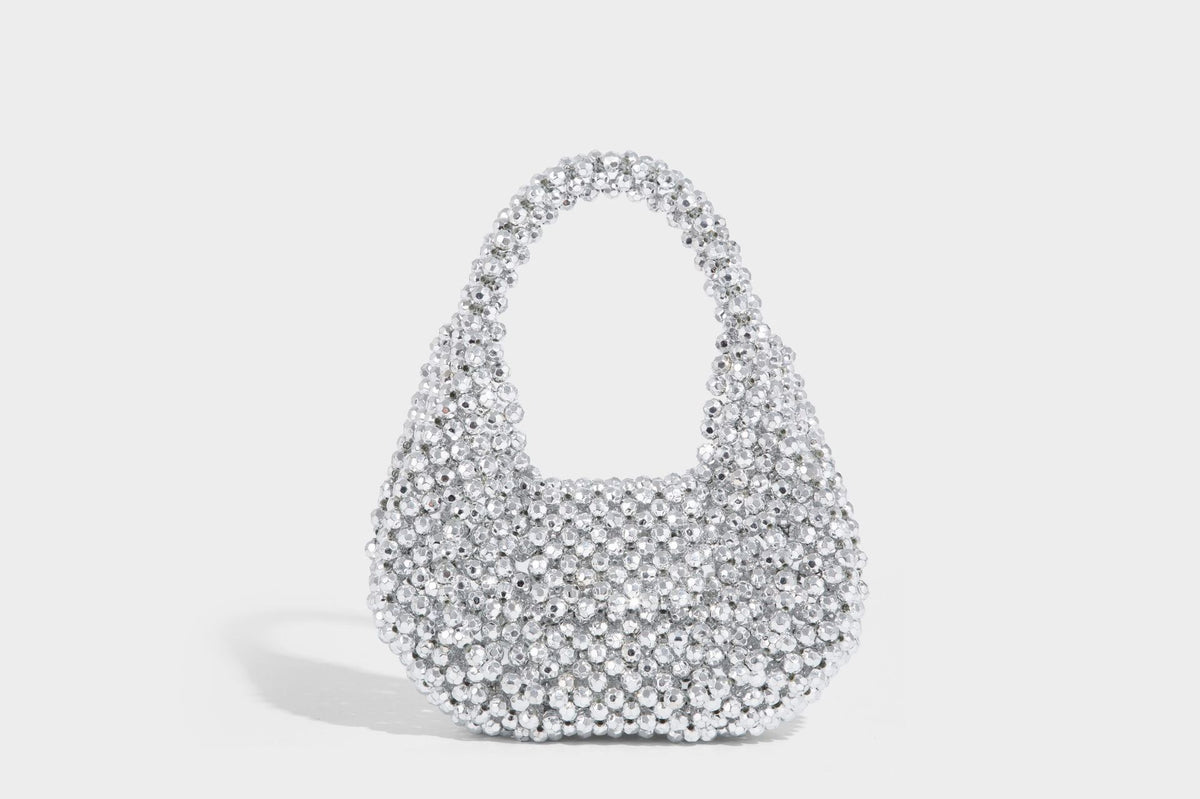 Kleine, abgerundete Hobo-Bag mit facettierten, durchscheinenden Perlen in Kristalloptik, passendem Perlenhenkel oben und silberfarbenen Details