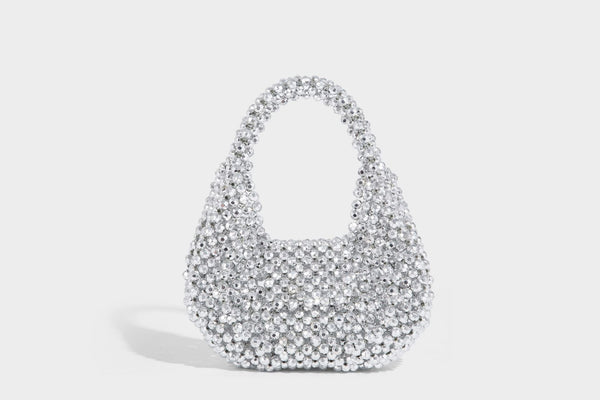 Kleine, abgerundete Hobo-Bag mit facettierten, durchscheinenden Perlen in Kristalloptik, passendem Perlenhenkel oben und silberfarbenen Details