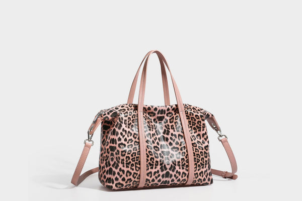 Tote-Bag in glänzender Lederoptik mit Leopardenmuster, schwarzen Besätzen, Reißverschluss oben und zwei Schultergriffen, Detailansicht 29