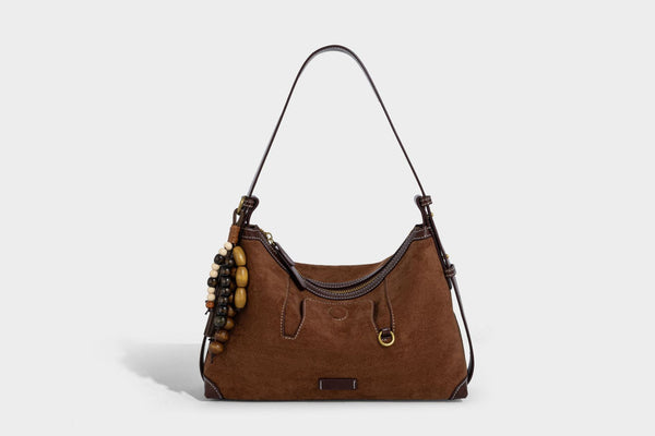 Matte Hobo-Schultertasche in warmem Braun mit dunklem Besatz in Lederoptik, Kontrastnähten, goldfarbenen Metallbeschlägen und