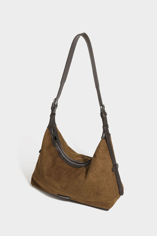 Lässige Hobo-Schultertasche mit matter brauner Wildlederoptik, dunklen glatten Besätzen, Reißverschluss oben und langem, verstellbarem