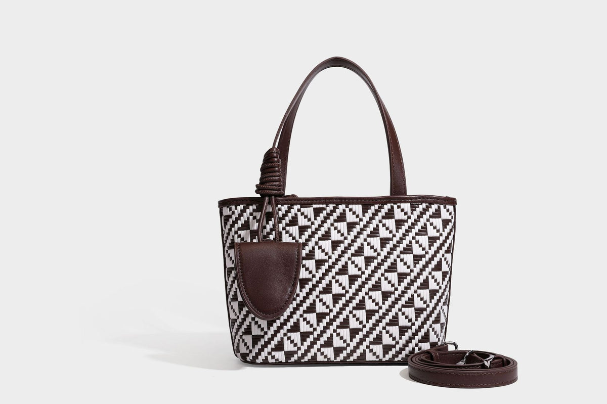 Kleine, strukturierte, gewebte Tote-Bag mit geometrischem Muster, glatten Details in Lederoptik, geknoteten Tragegriffen, Reißverschluss und herabhängendem Frontdetail