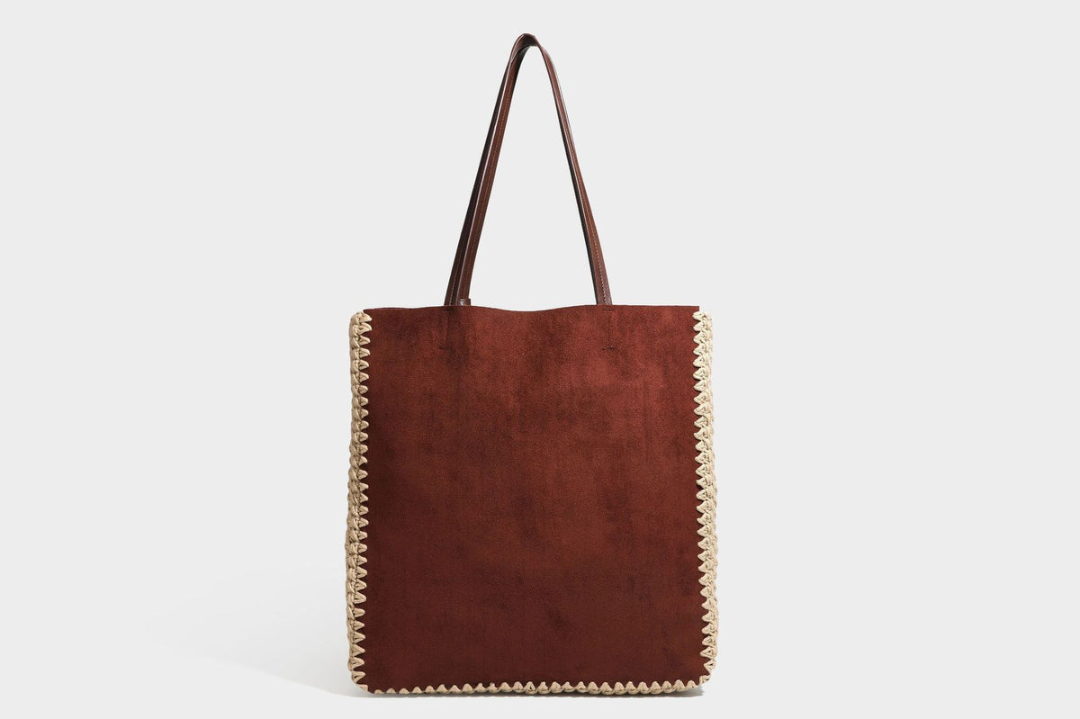 Große matte Tote-Bag in Veloursleder-Optik mit cremefarbenem Randbesatz aus gehäkelter Kordel, langen schmalen Schulterriemen und kleinem abnehmbarem, passendem