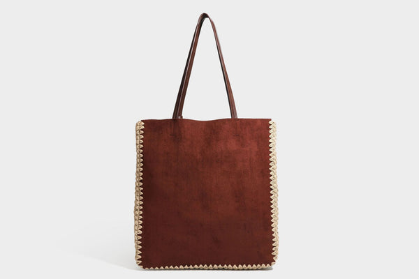 Große matte Tote-Bag in Veloursleder-Optik mit cremefarbenem Randbesatz aus gehäkelter Kordel, langen schmalen Schulterriemen und kleinem abnehmbarem, passendem