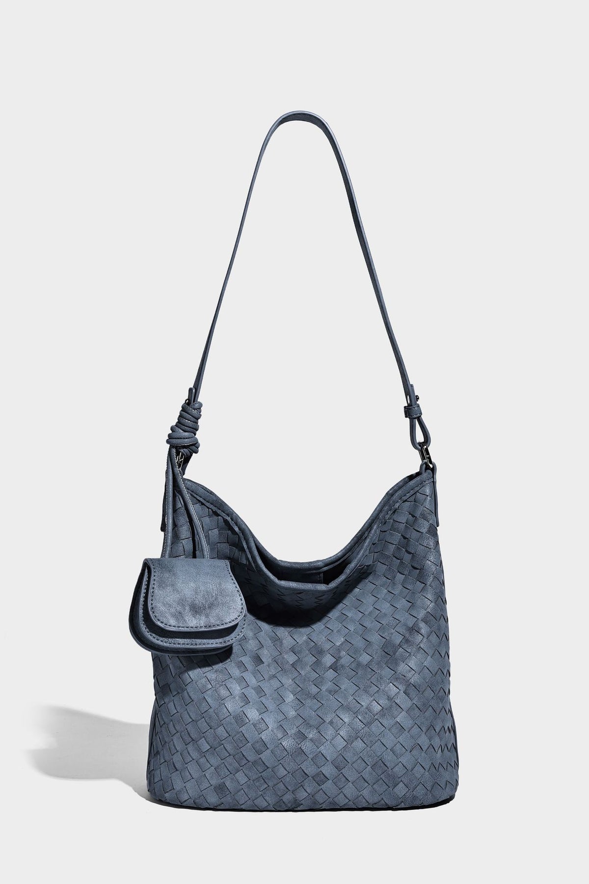 Lässig fallende Hobo-Schultertasche aus geflochtenem Material mit Korbgeflecht-Optik, angesetztem Mini-Täschchen vorne und verstellbarem Knotenträger, Detailansicht