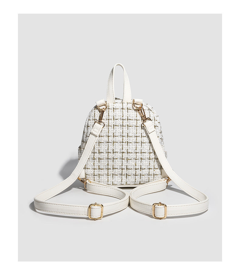 Kleiner, strukturierter Mini-Rucksack aus gewebtem Stoff in Tweed-Optik mit goldfarbenen Beschlägen und kontrastierendem Besatz in Lederoptik, Detailansicht