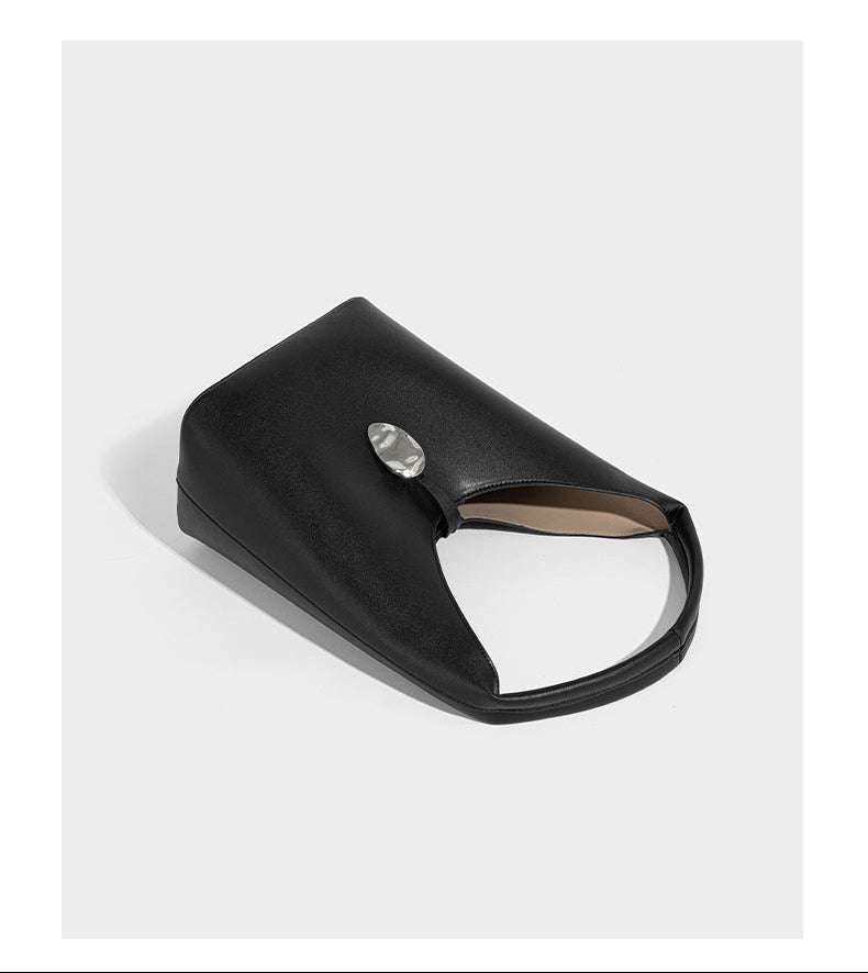 Schlichte Hobo-Schultertasche in matter Lederoptik mit gewölbtem Henkel und silberfarbenem, ovalem Anhänger, Detailansicht 9