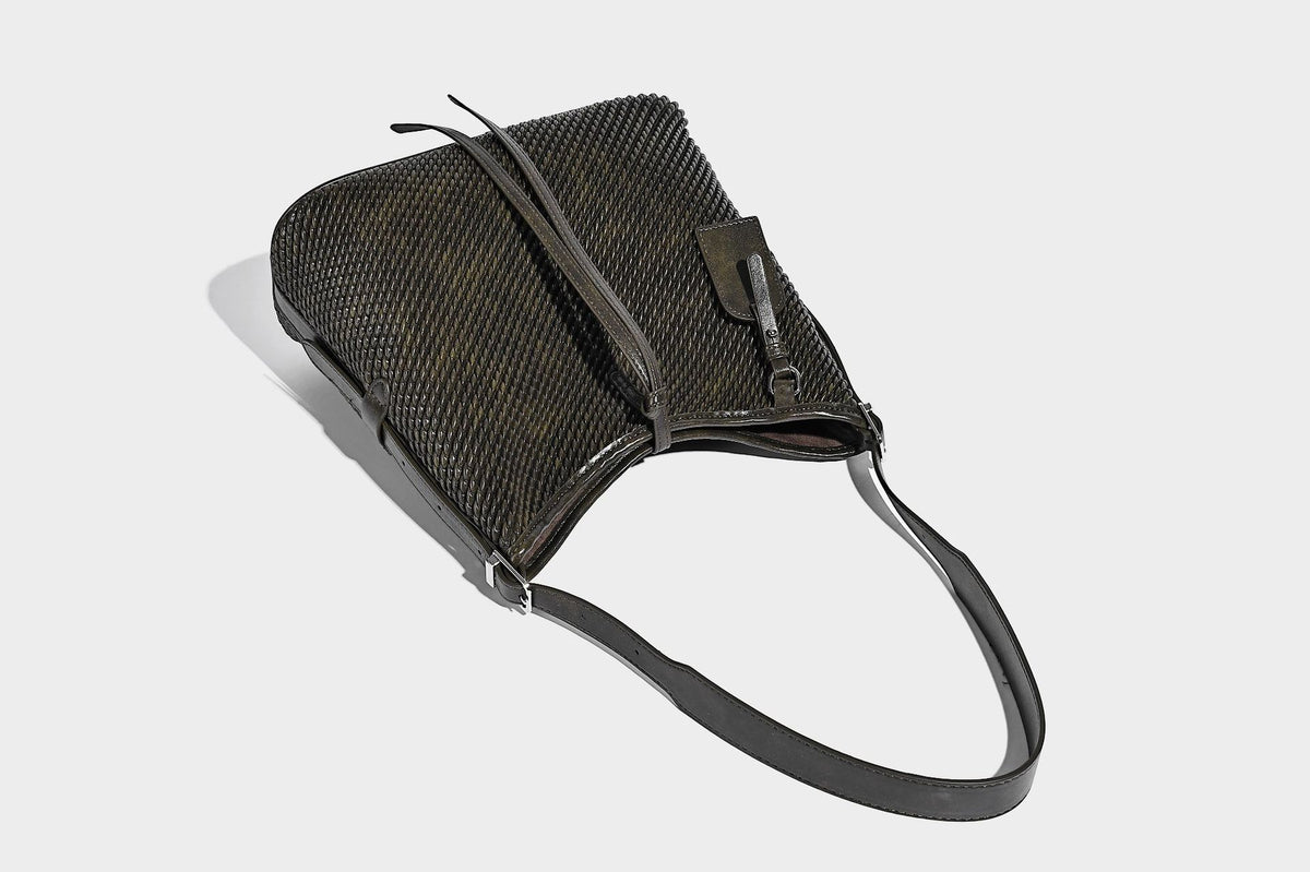 Große Schultertasche im Beuteltaschenstil mit Flechtstruktur, glatten Besätzen in Lederoptik, verstellbarem Riemen und Anhänger-Detail, Detailansicht