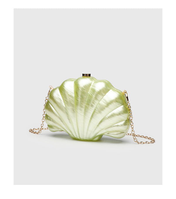 Strukturierte Clutch in Muschelform mit Perlmutt-Finish und goldfarbenem Kettenriemen, Detailansicht 13