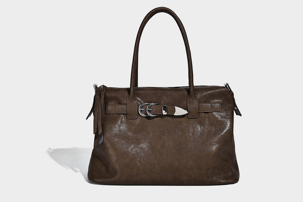 Glänzende, strukturierte schwarze Tote-Bag mit silberfarbenem Schnallenriemen, zwei Henkeln und abnehmbarem Schulterriemen, Detailansicht 16