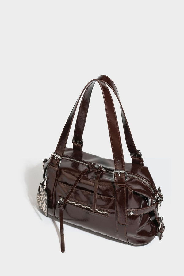 Strukturierte Schultertasche in glänzender Lederoptik mit abgerundetem Korpus, silberfarbenen Beschlägen, Reißverschlussfach auf der Vorderseite und Leopardenmuster