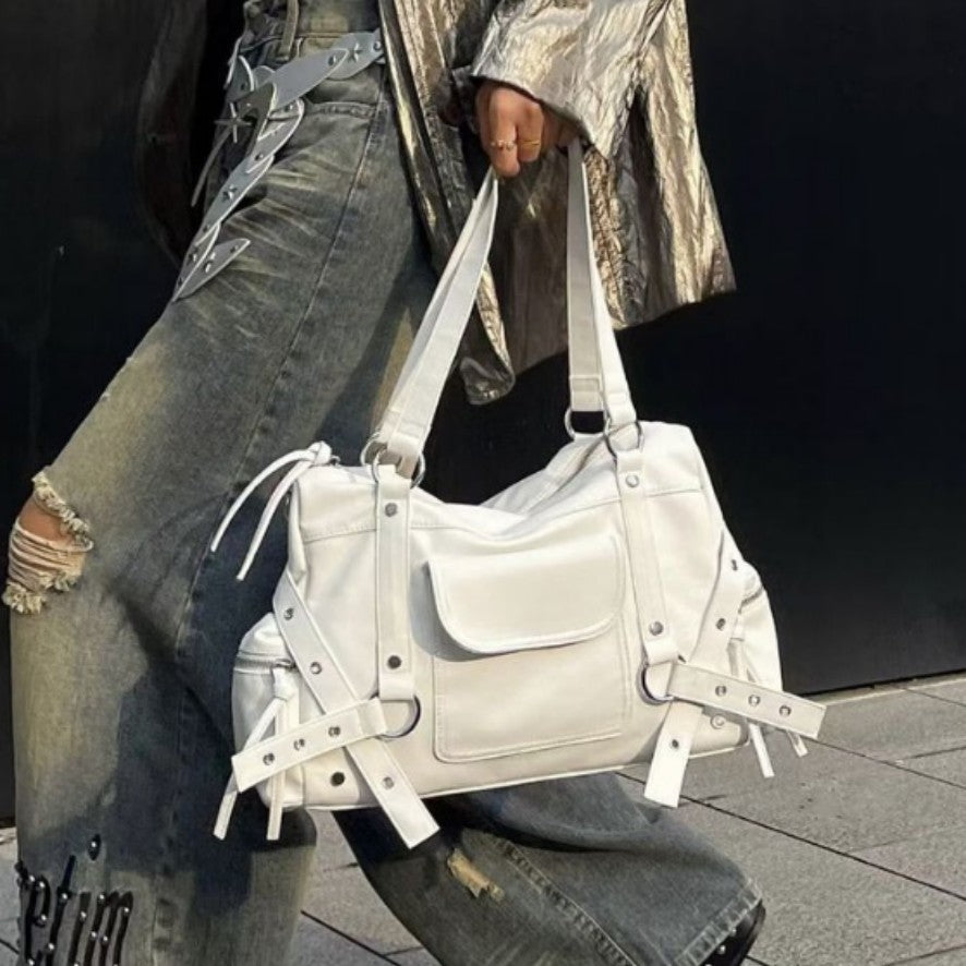 Große Schultertasche aus Used-Lederoptik mit silberfarbenen Nieten, Riemen mit Ösen, vorderer Überschlagtasche und zwei Henkeln oben