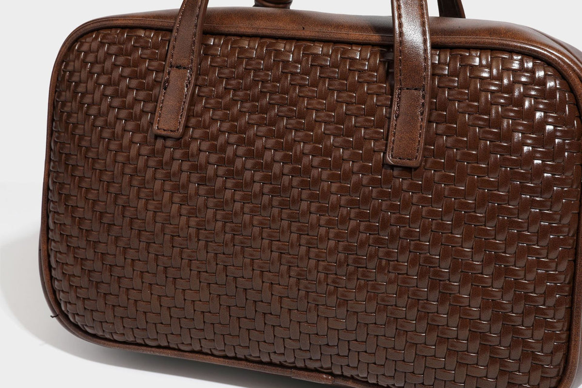 Strukturierte rechteckige Satchel-Tasche mit gewebtem Vorderteil in Lederoptik, goldfarbenen Details, zwei Tragegriffen und abnehmbarem