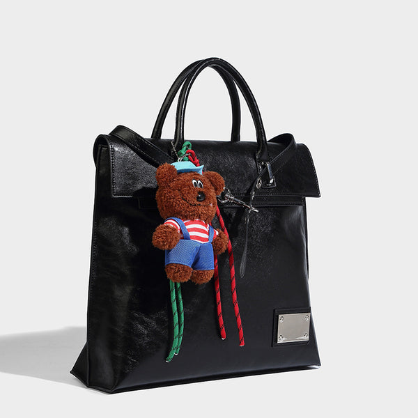 Großer wandelbarer Tote-Rucksack in glänzender Lederoptik mit plüschigem Bärenanhänger und silberfarbenen Details, Detailansicht 29