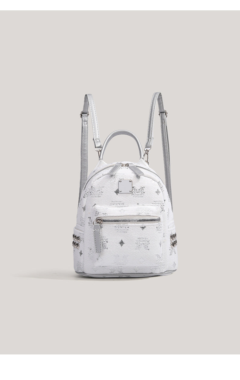 Kleiner, strukturierter Mini-Rucksack in Silber mit kuppelförmigem Design, genarbter Prägung, silberfarbenen Beschlägen, Tragegriff und Reißverschlussfach vorn