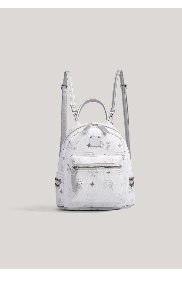 Kleiner, strukturierter Mini-Rucksack in Silber mit kuppelförmigem Design, genarbter Prägung, silberfarbenen Beschlägen, Tragegriff und Reißverschlussfach vorn