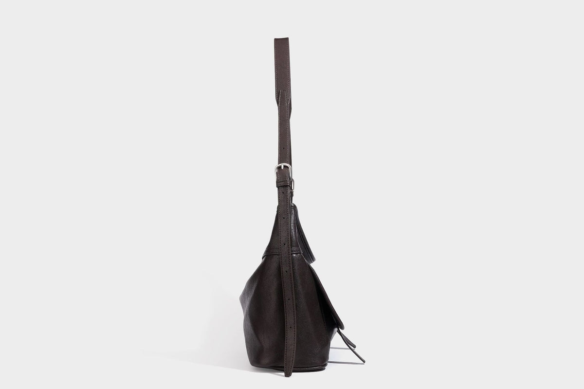 Weich fallende, geräumige Schulter- und Crossbody-Tasche in Lederoptik mit vorderer Klappentasche, Reißverschluss oben und langem verstellbarem Riemen